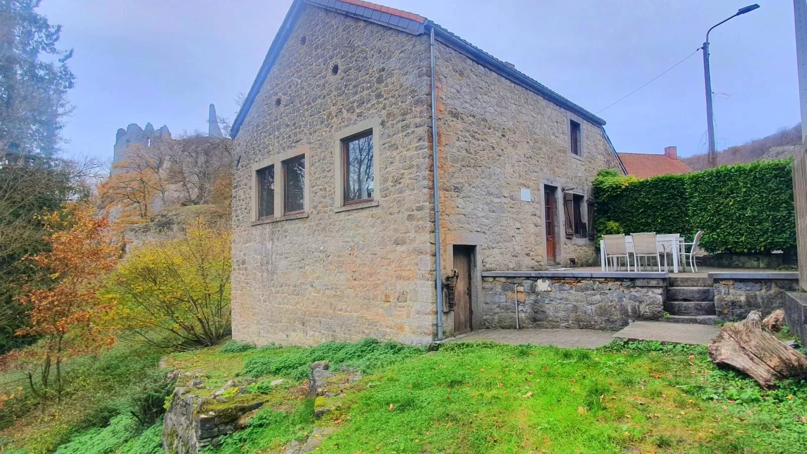 Gite de Montaigle-Buitenkant zomer