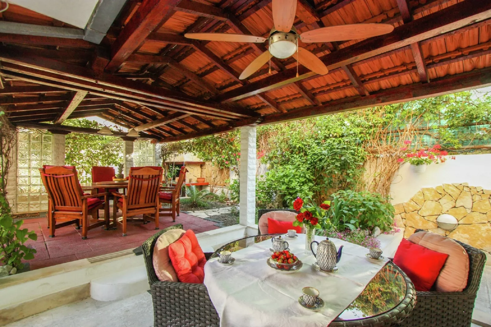 Delux two level garden apartment