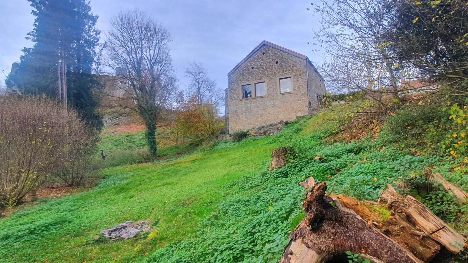Gite de Montaigle-Buitenkant zomer