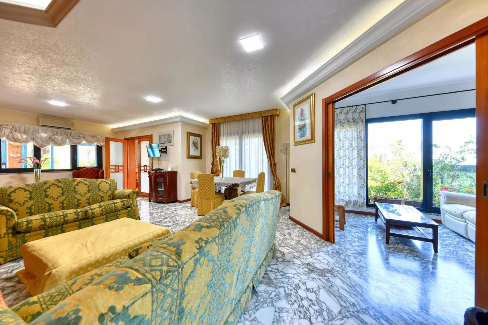 Villa Vella mit Privatpool-Woonkamer