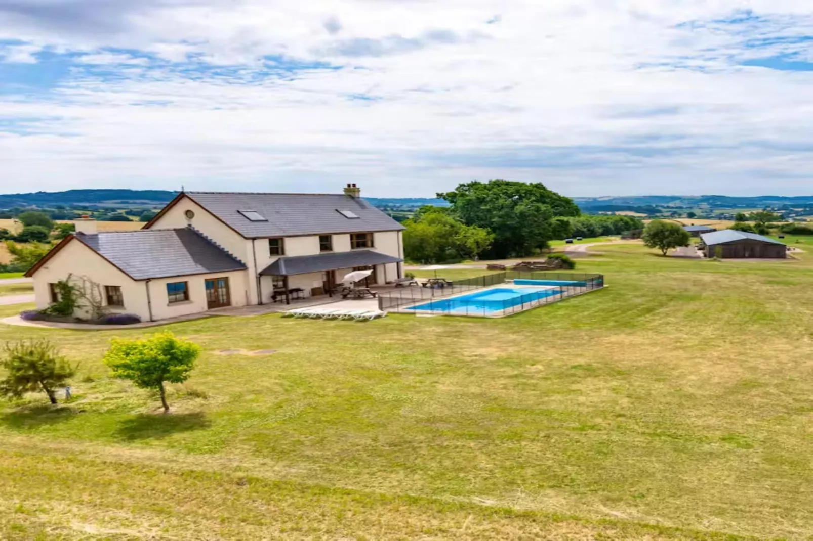 High Cloud Farm & Barn-Buitenkant zomer