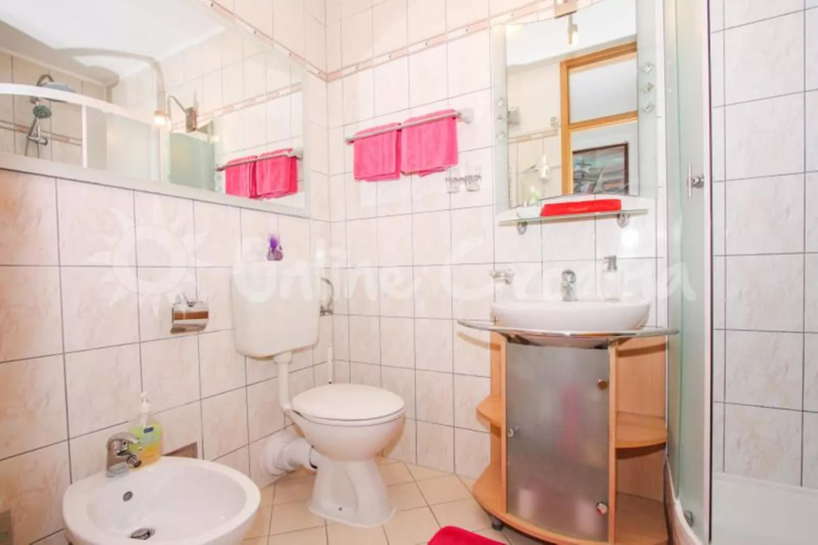 Delux two level garden apartment-Badkamer