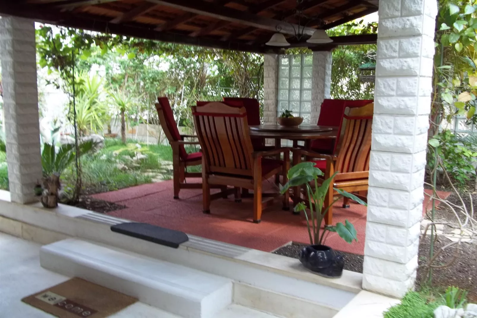 Delux two level garden apartment-Buitenkant zomer