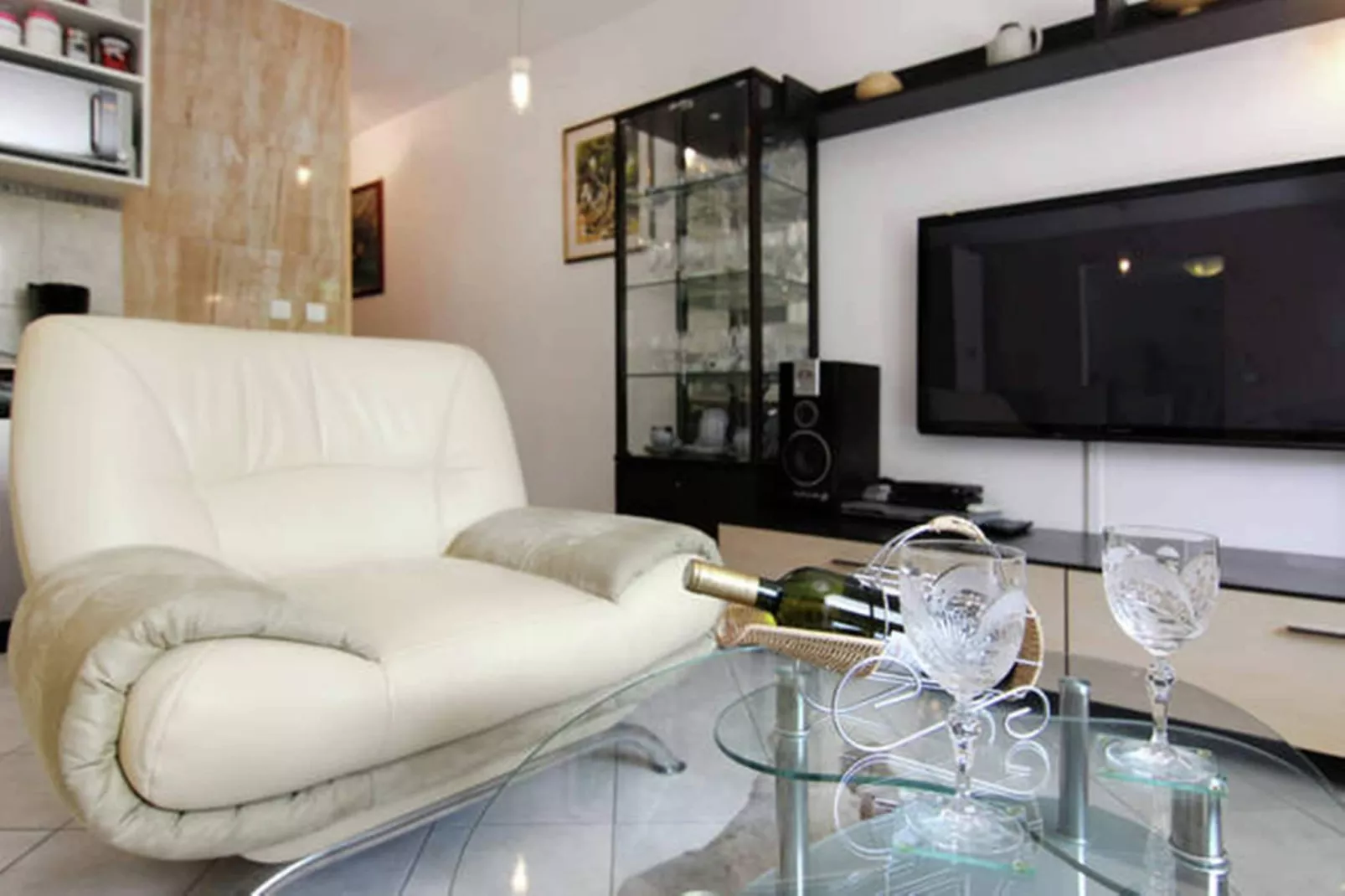 Delux two level garden apartment-Woonkamer