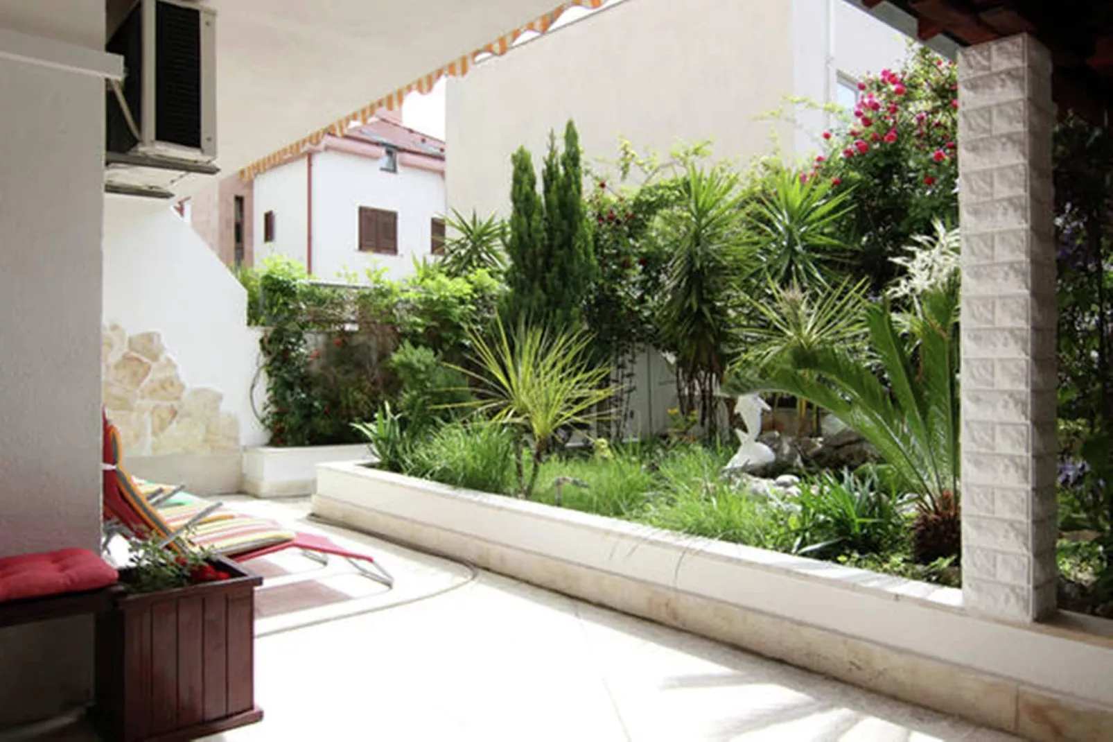 Delux two level garden apartment-Terrasbalkon