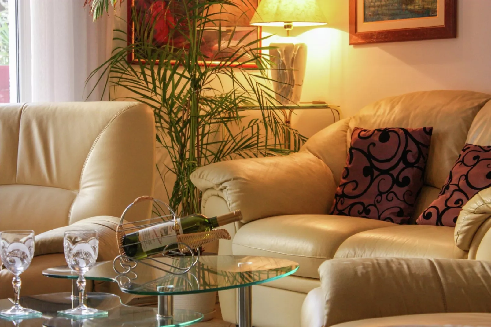 Delux two level garden apartment-Woonkamer