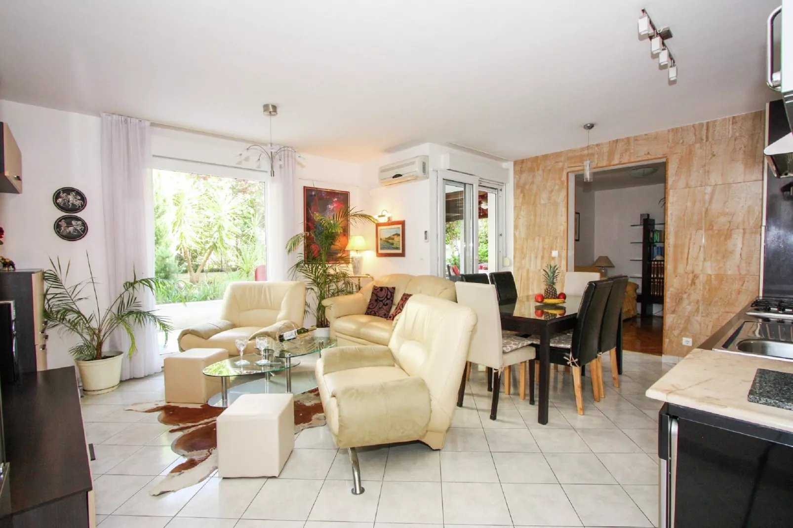 Delux two level garden apartment-Woonkamer