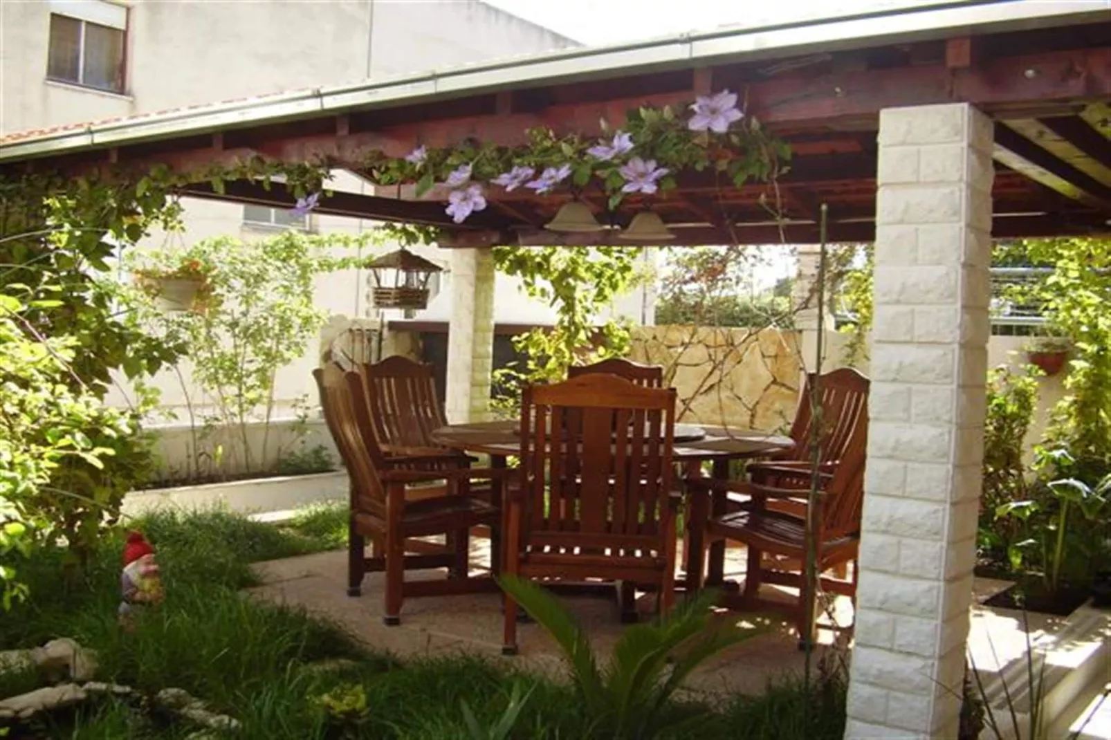 Delux two level garden apartment-Buitenkant zomer