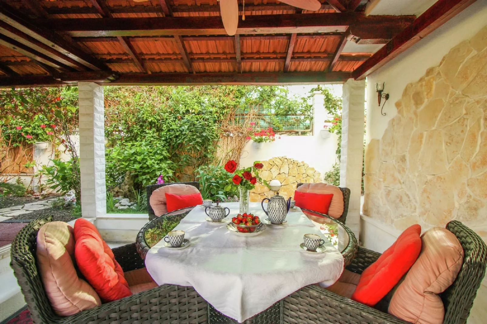 Delux two level garden apartment-Terrasbalkon