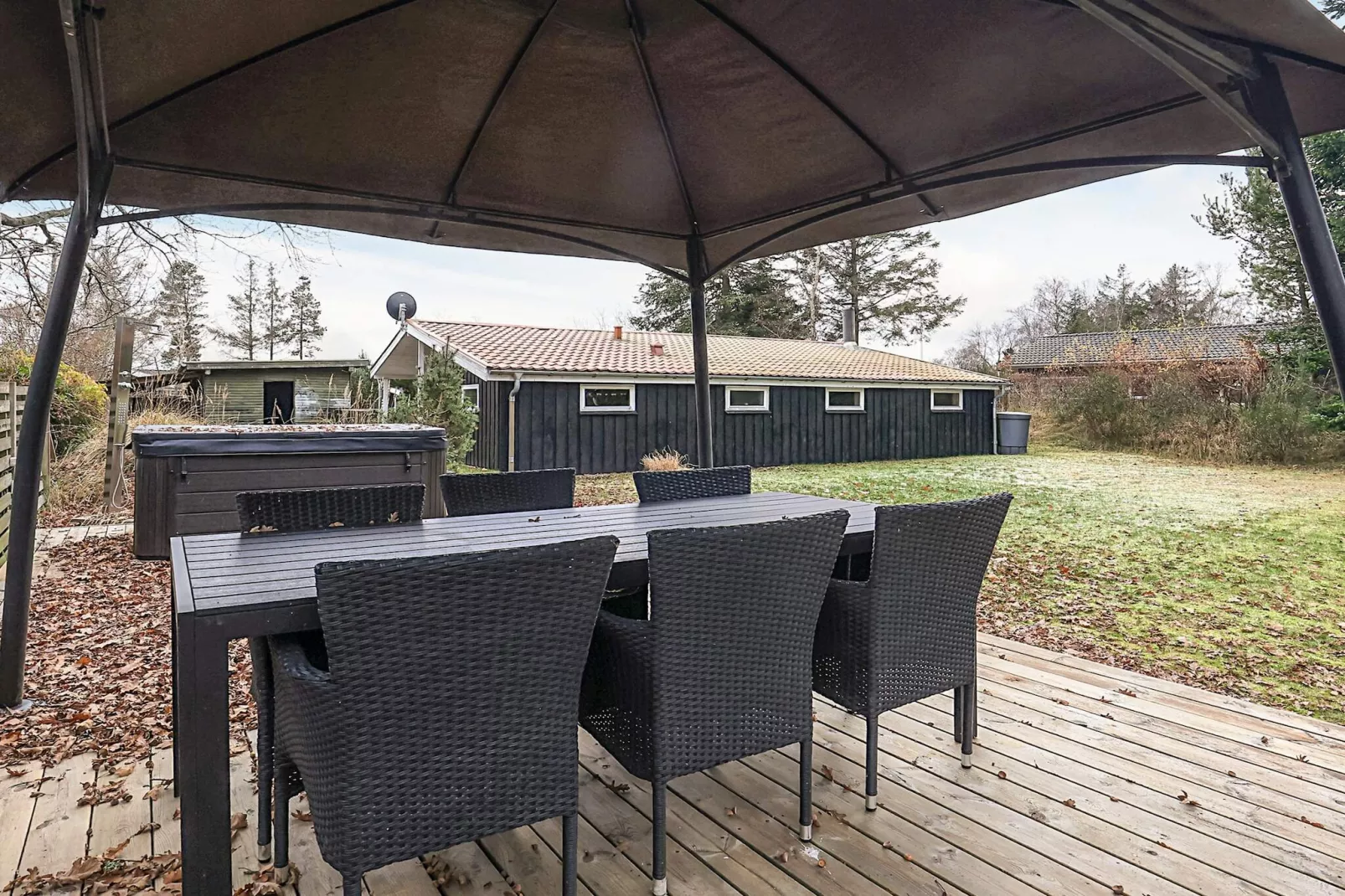 Kusthut met hottub-Niet-getagd