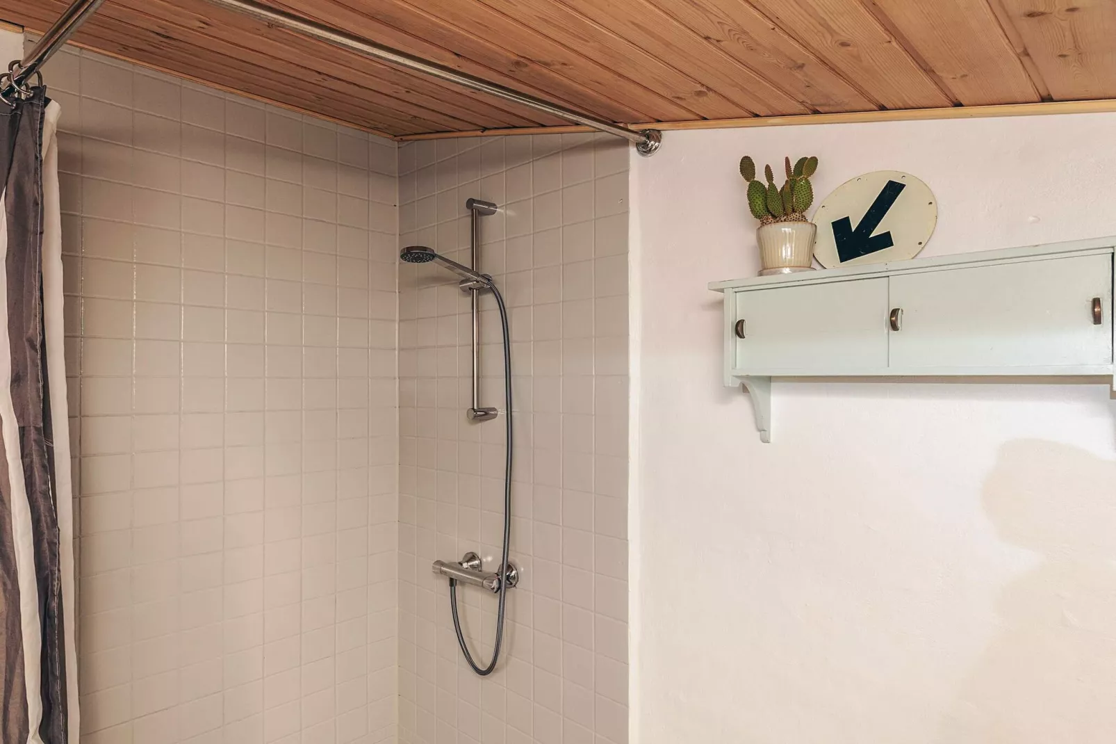 Kusthut met hottub-Binnen