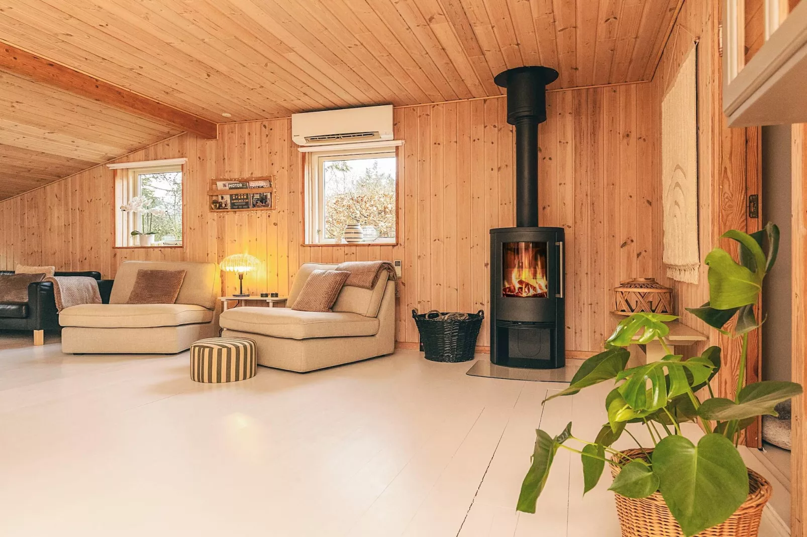 Kusthut met hottub-Binnen