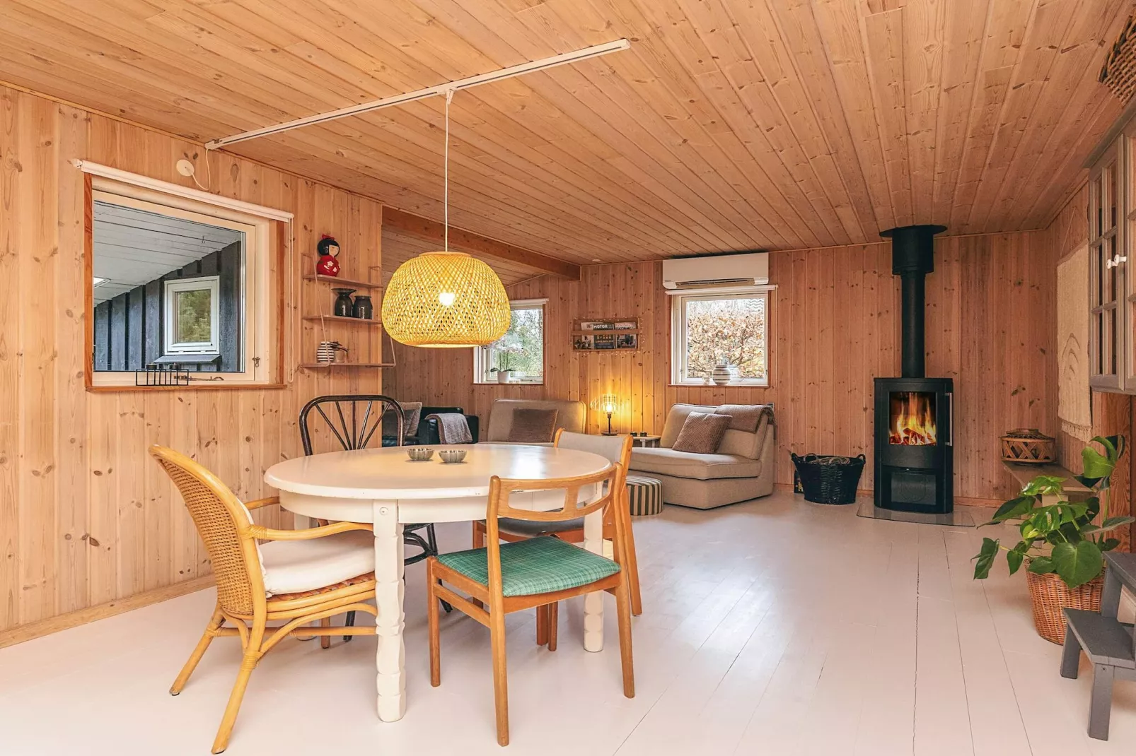 Kusthut met hottub-Binnen