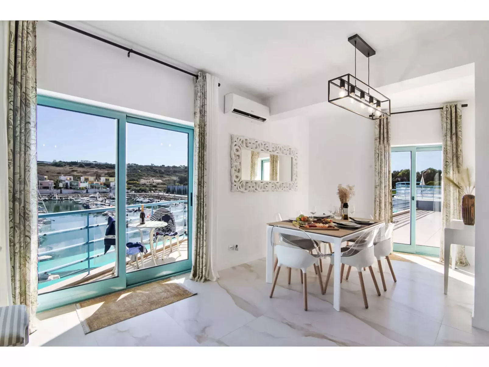 W Marina - Sunny Way-Binnen