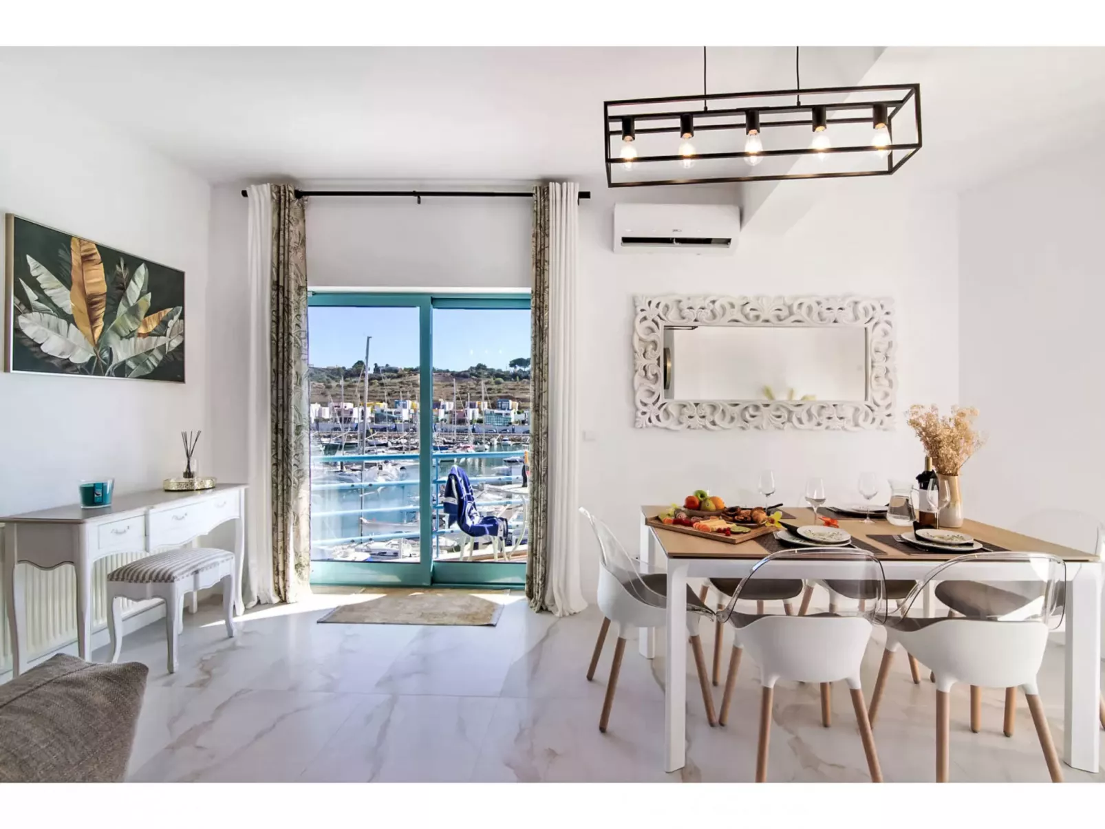 W Marina - Sunny Way-Binnen