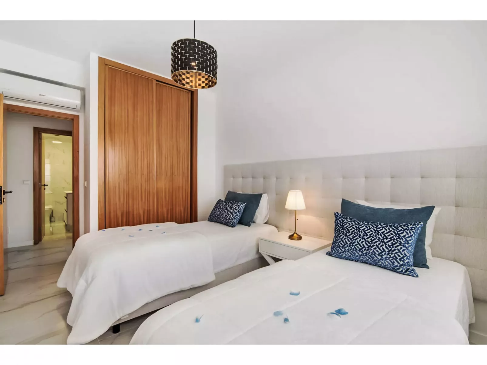 W Marina - Sunny Way-Binnen