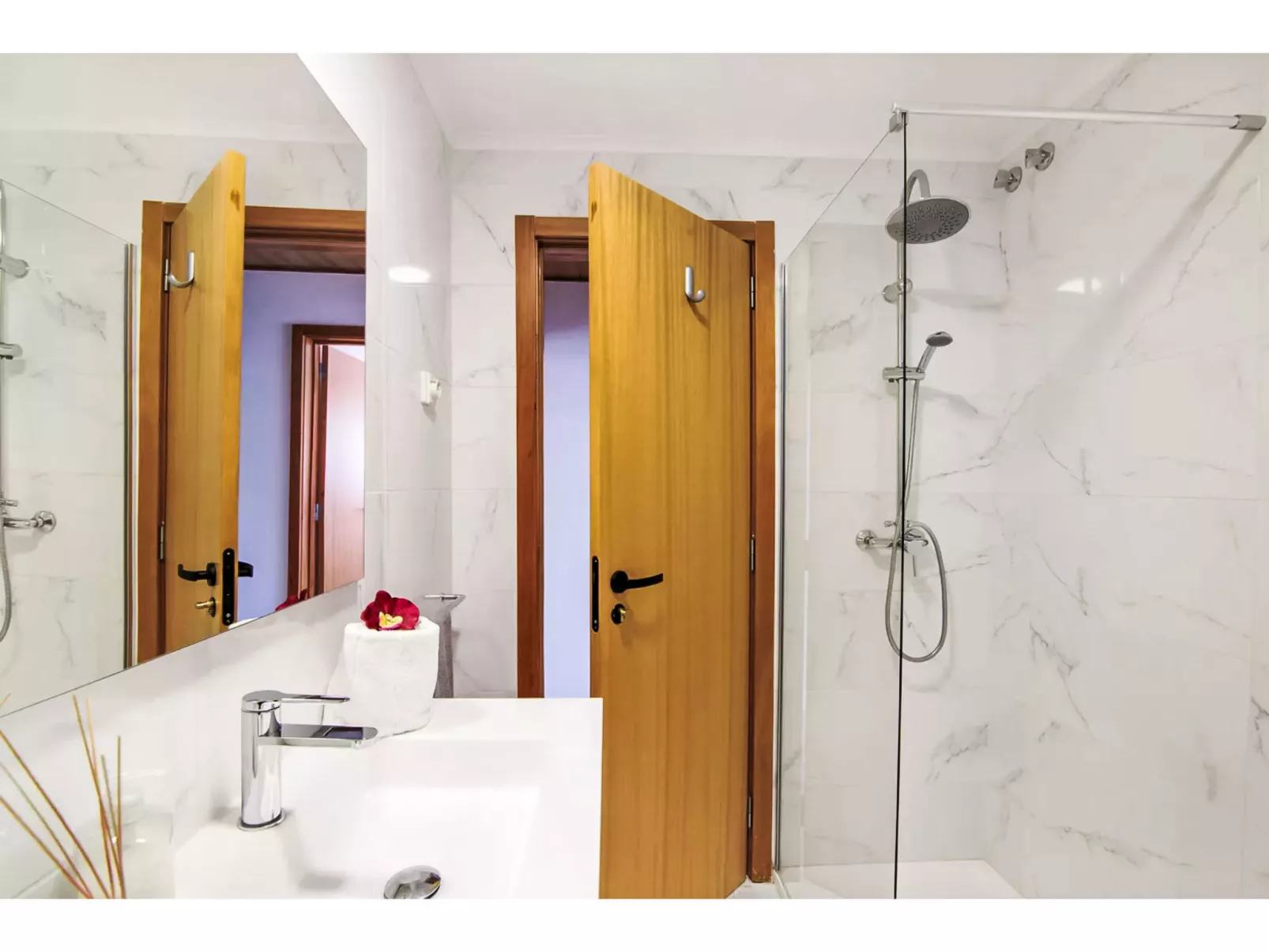 W Marina - Sunny Way-Binnen