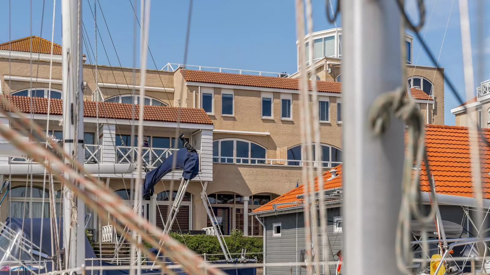 De Brouwersdam-Buitenkant zomer