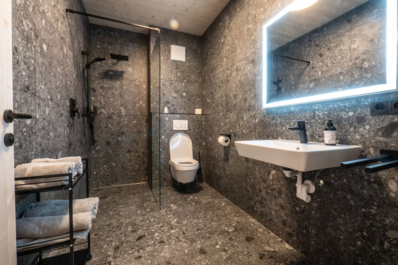 Penthouse in Mieders-Badkamer