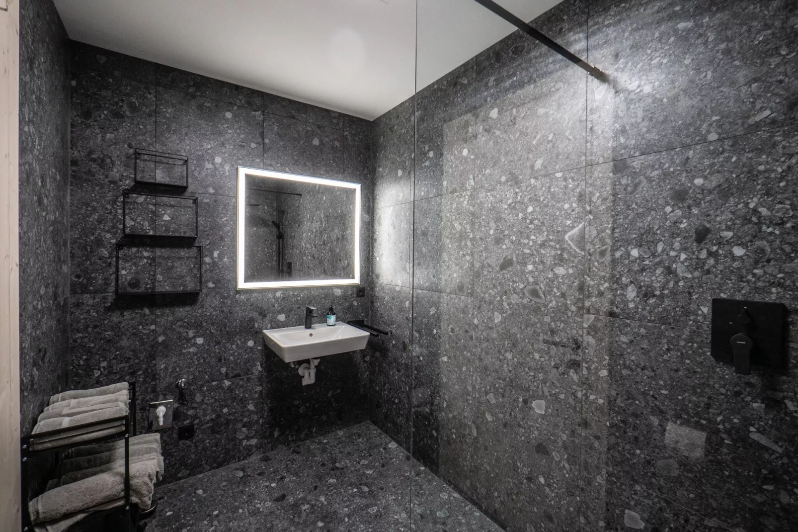 Penthouse in Mieders-Badkamer