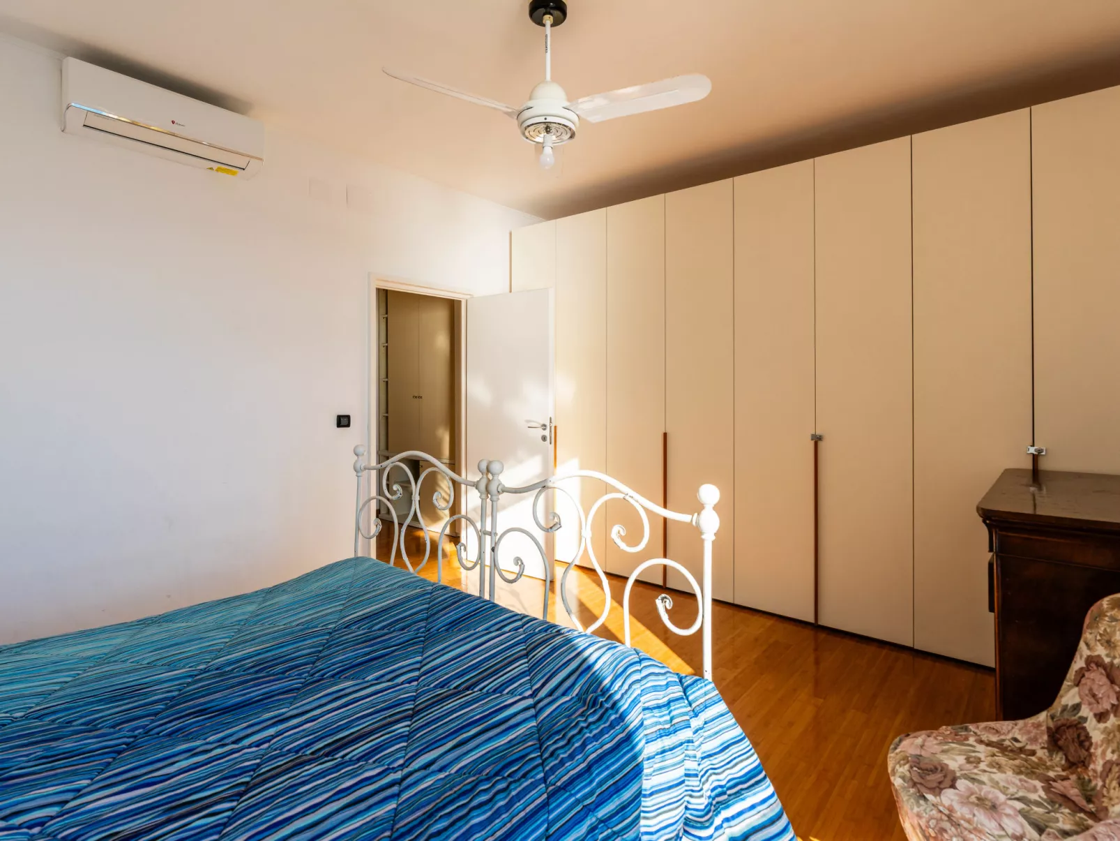 Capo Pino tra le Onde-Binnen