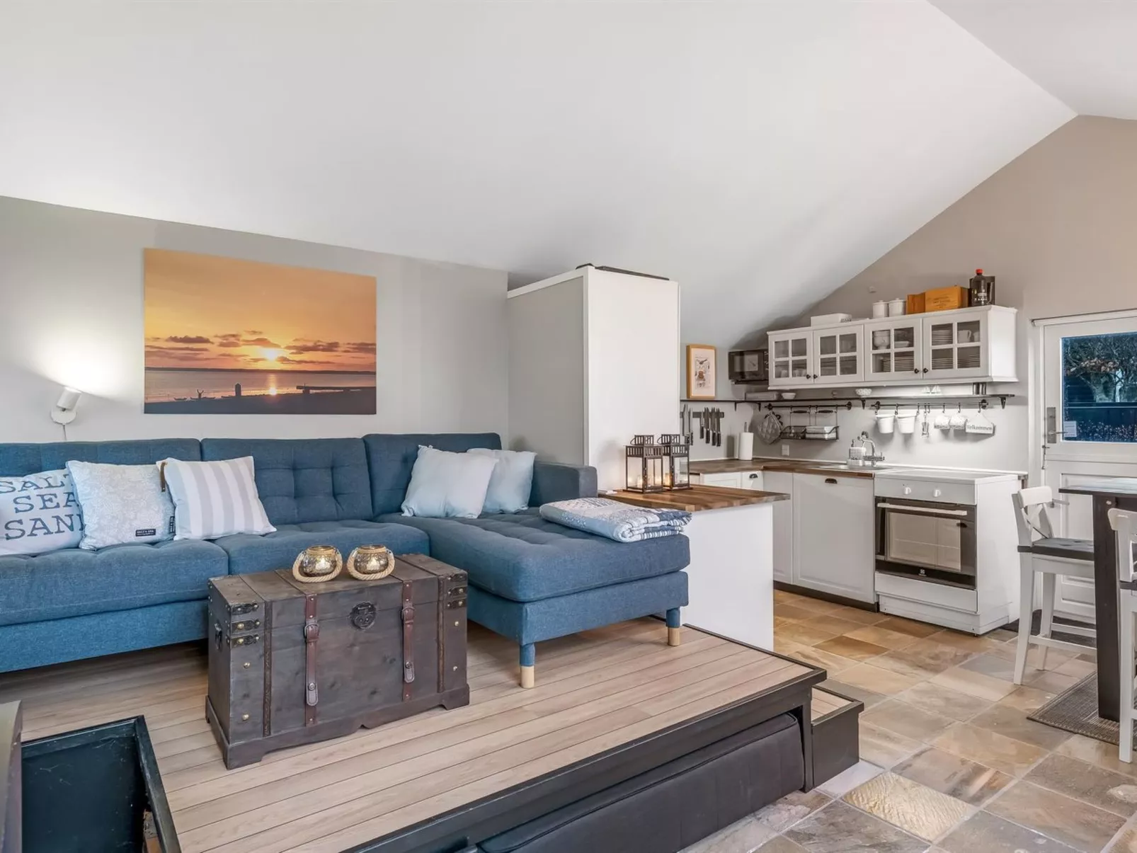 "Iwa" - 15m from the sea-Binnen