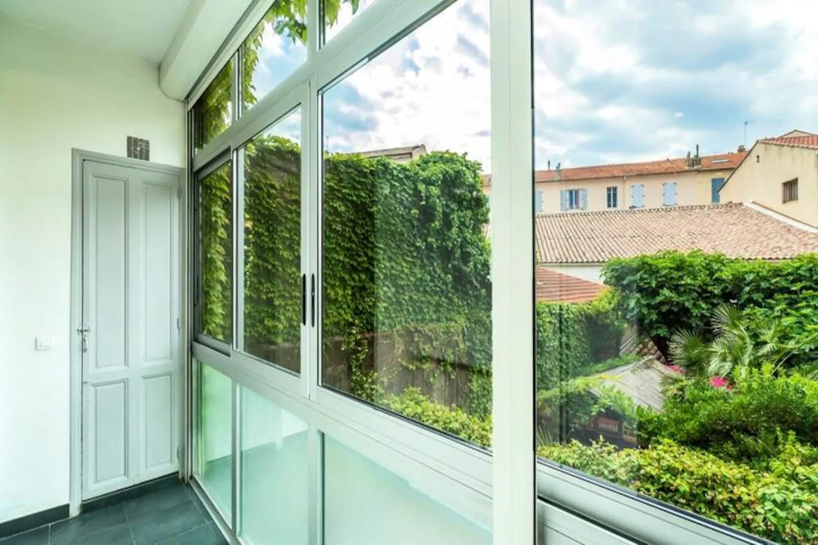 Lumineux 3 Pièces Dans Le Coeur De Antibes!