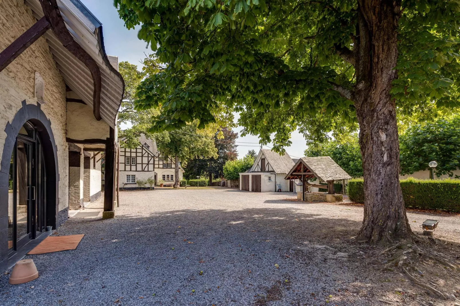 Domaine des Officiers-Buitenkant zomer