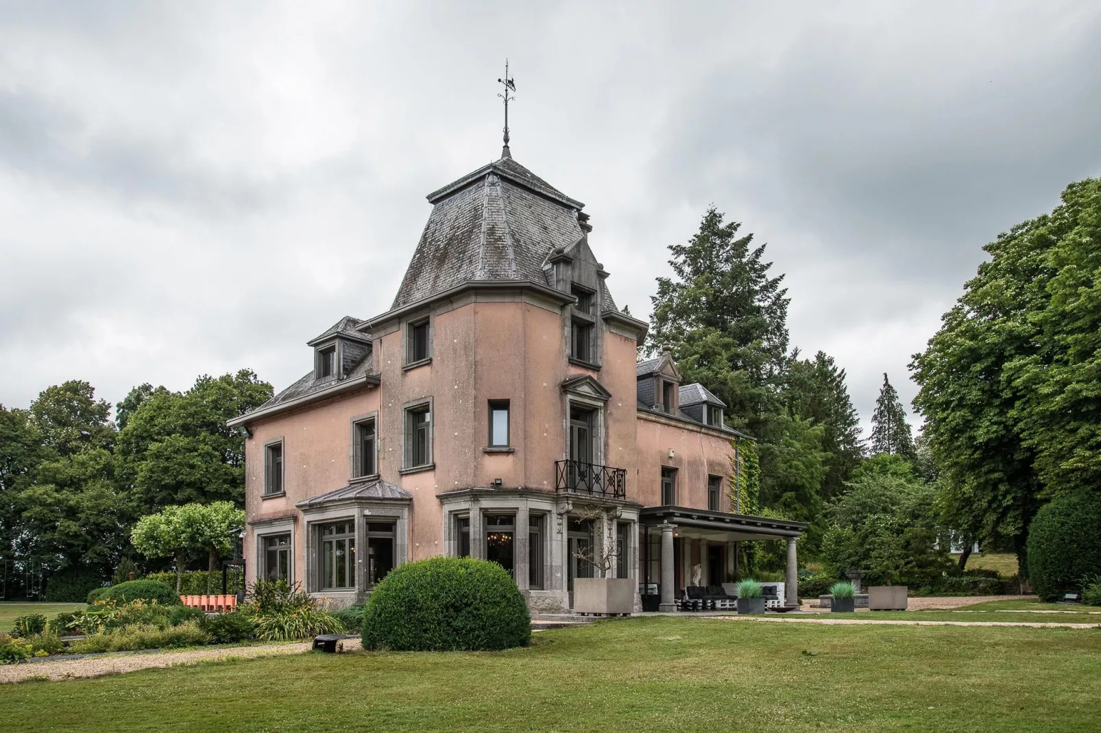 La Maison des Fleurs-Buitenkant zomer