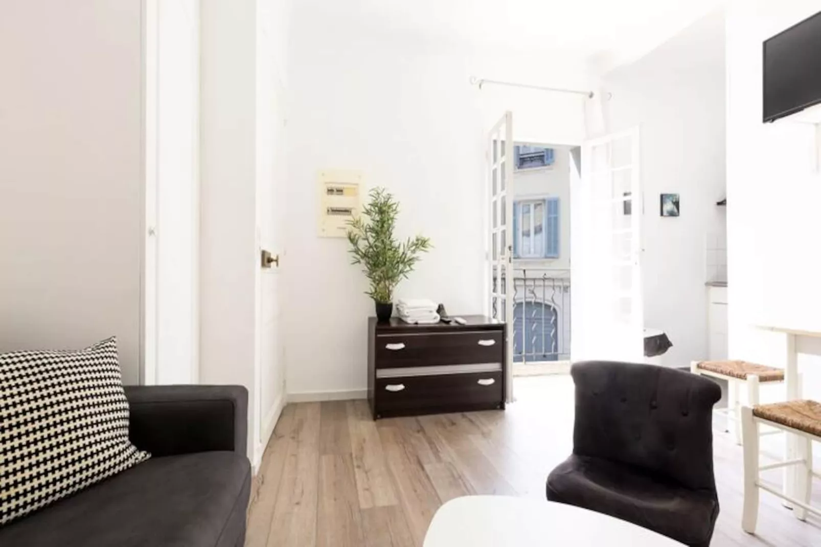 Résidence Studio Rénové Dans Le Coeur Du Vieil Antibes, Wifi, Climatisation