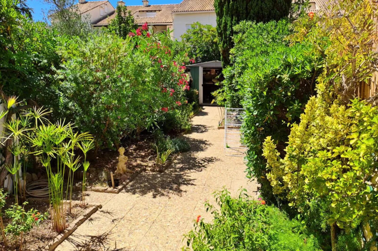 Résidence Les Pinedes - Un Jardin Fleuri &agrave; C&ocirc;t&eacute; De La Plage