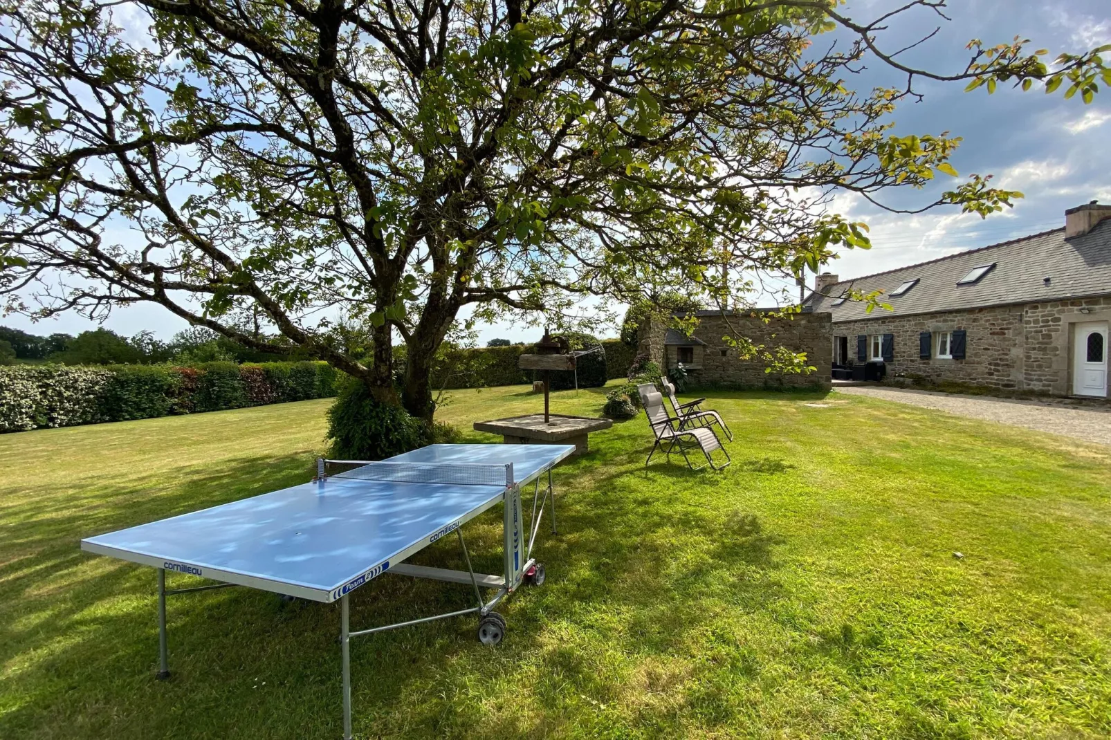 Holiday home Plogonnec-Tuinen zomer