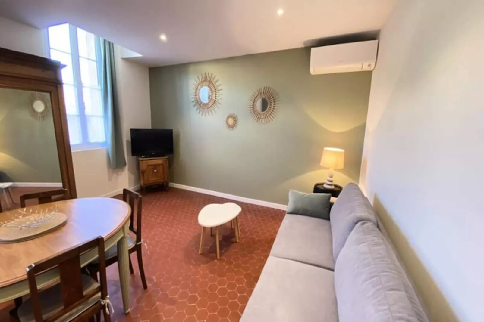 06cf : Bel Appartement Rénové Vieil Antibes