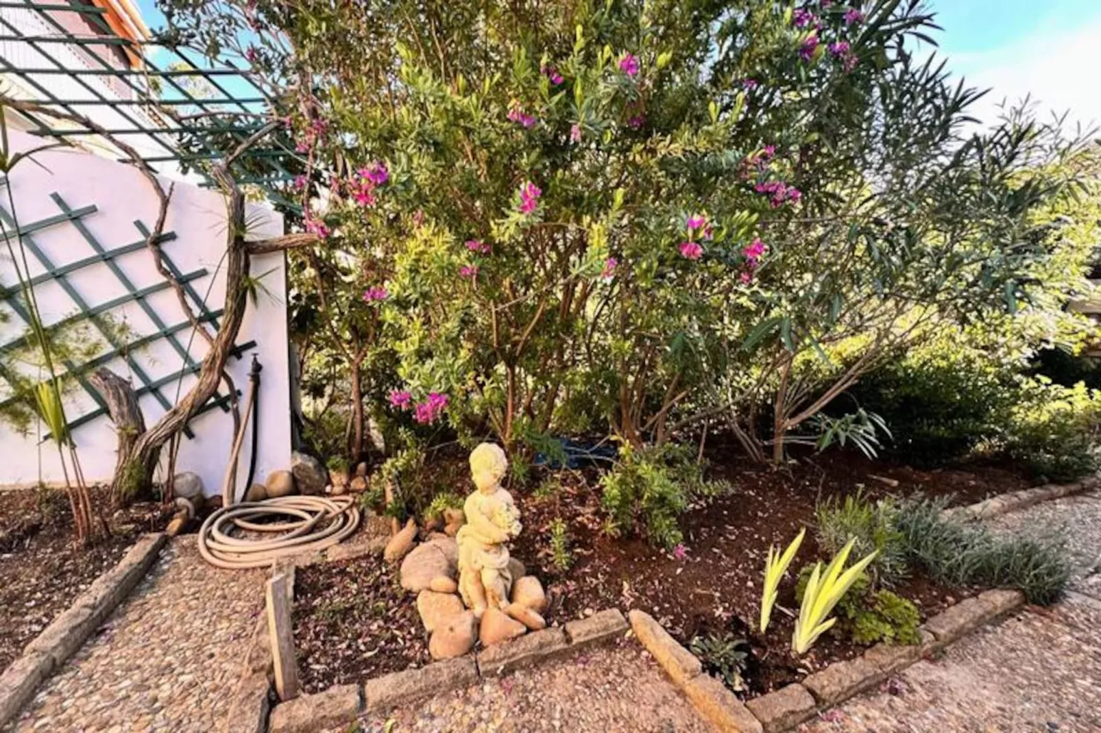 Résidence Les Pinedes - Un Jardin Fleuri &agrave; C&ocirc;t&eacute; De La Plage-Niet-getagd