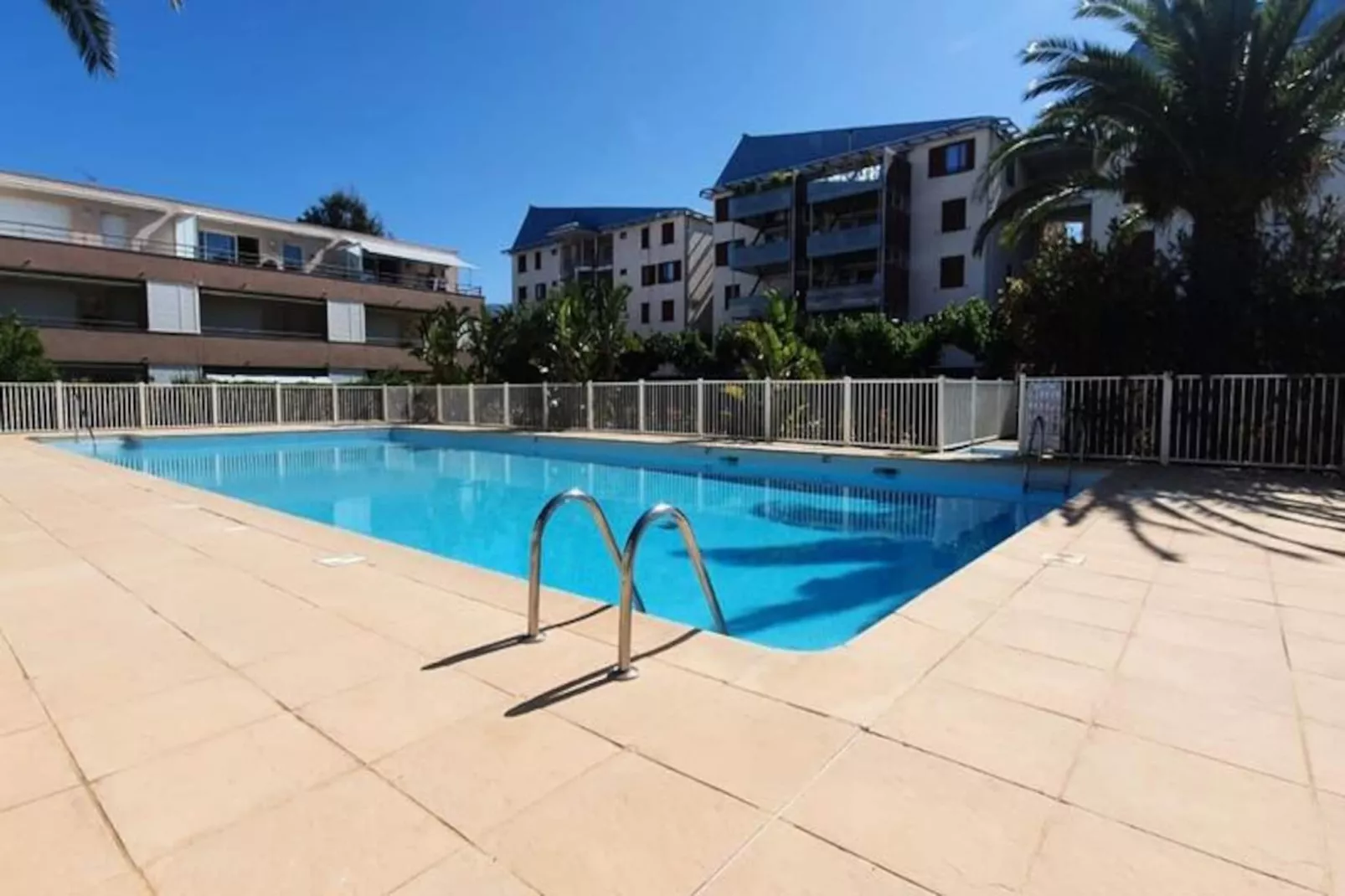 Résidence T2 Au Lavandou - R&eacute;sidence Avec Piscine-Niet-getagd