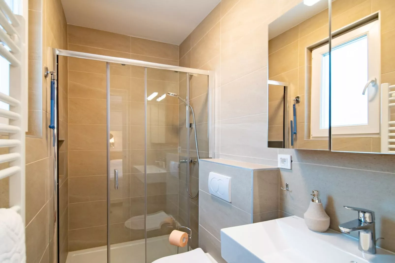 Apartments Arti Homes Rab Banjol - Two Bedroom Apartment With Terrace (Arti 2)-Badkamer