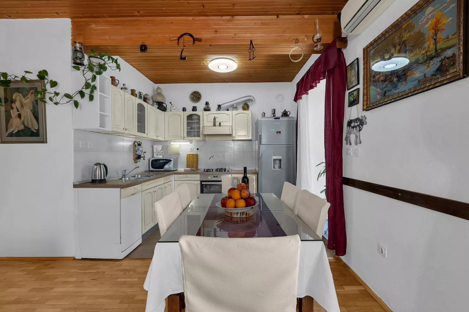 Apartments Kata - Three Bedroom Apartment with Balcony-Eetkamer