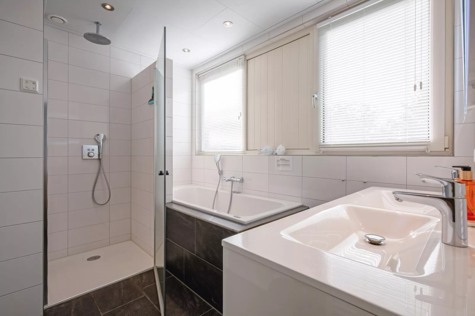 De Witte Parel-Badkamer