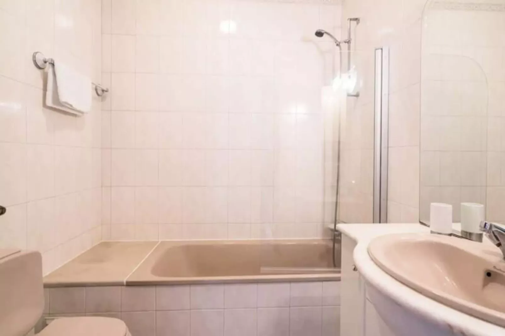 Sunny Seaside Escape-Niet-getagd