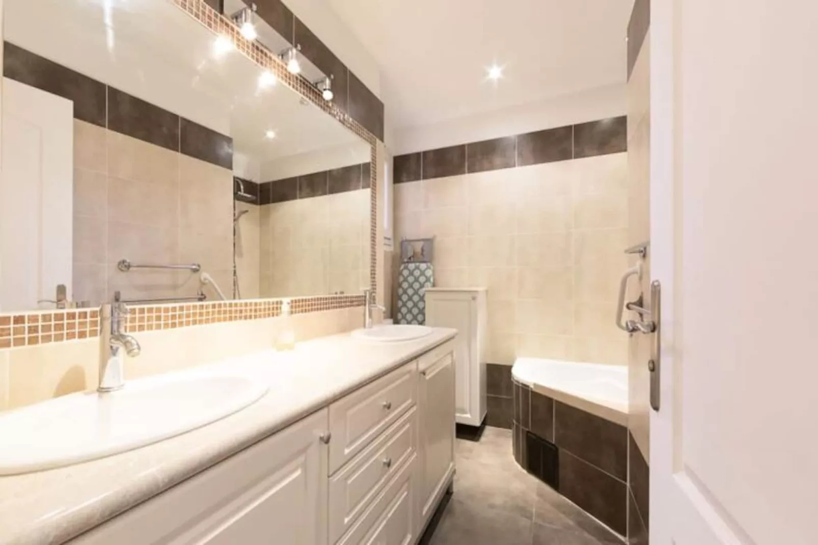 Résidence Robert Soleau Centre D'antibes, 3 Pièces Rénové Terrasse, Climatisation-Niet-getagd