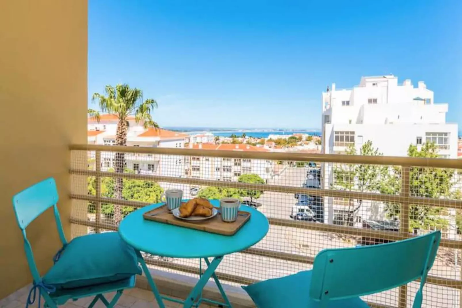 Sunny Seaside Escape-Niet-getagd