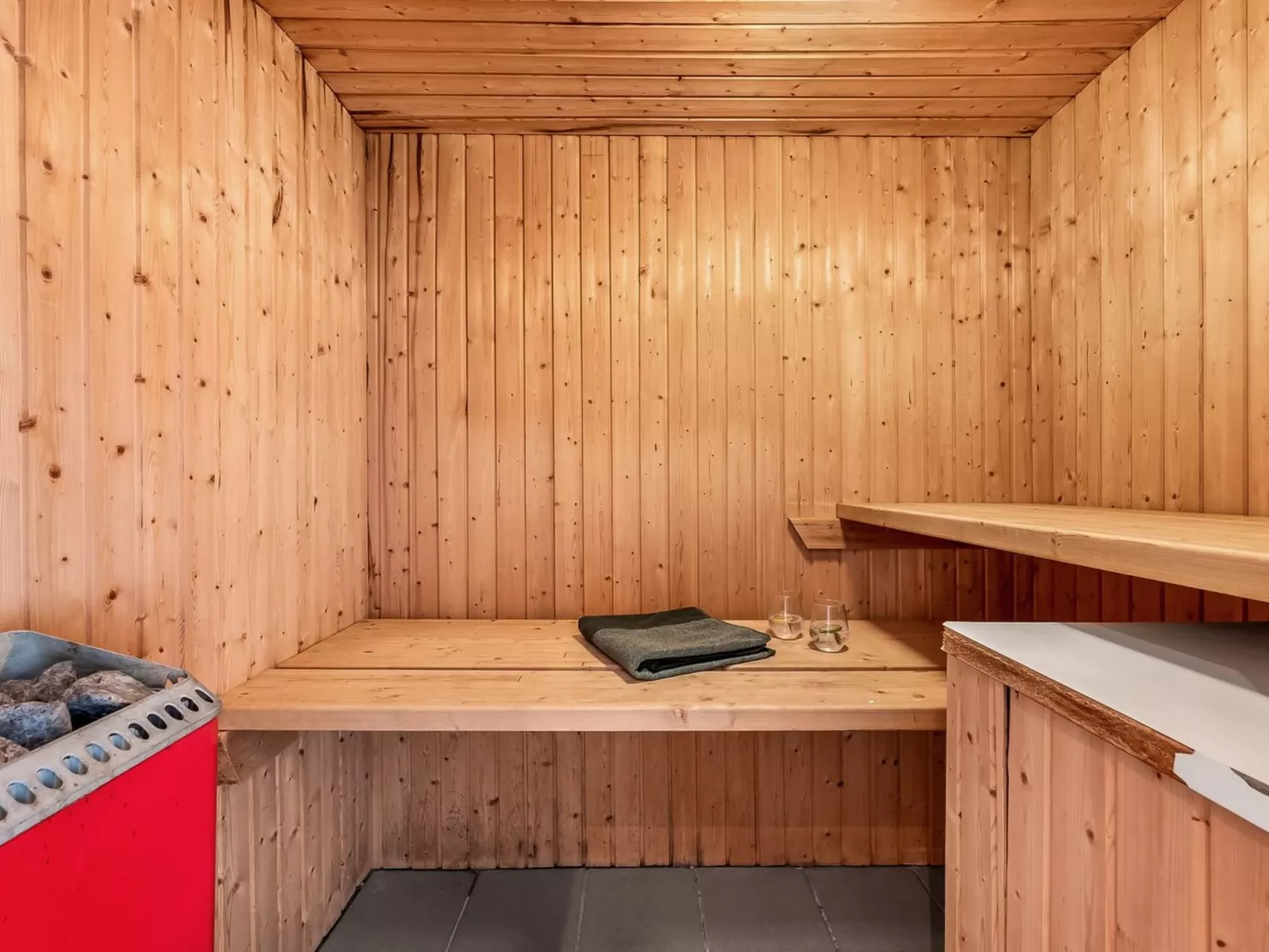 "Bela" -  from the sea-Binnen