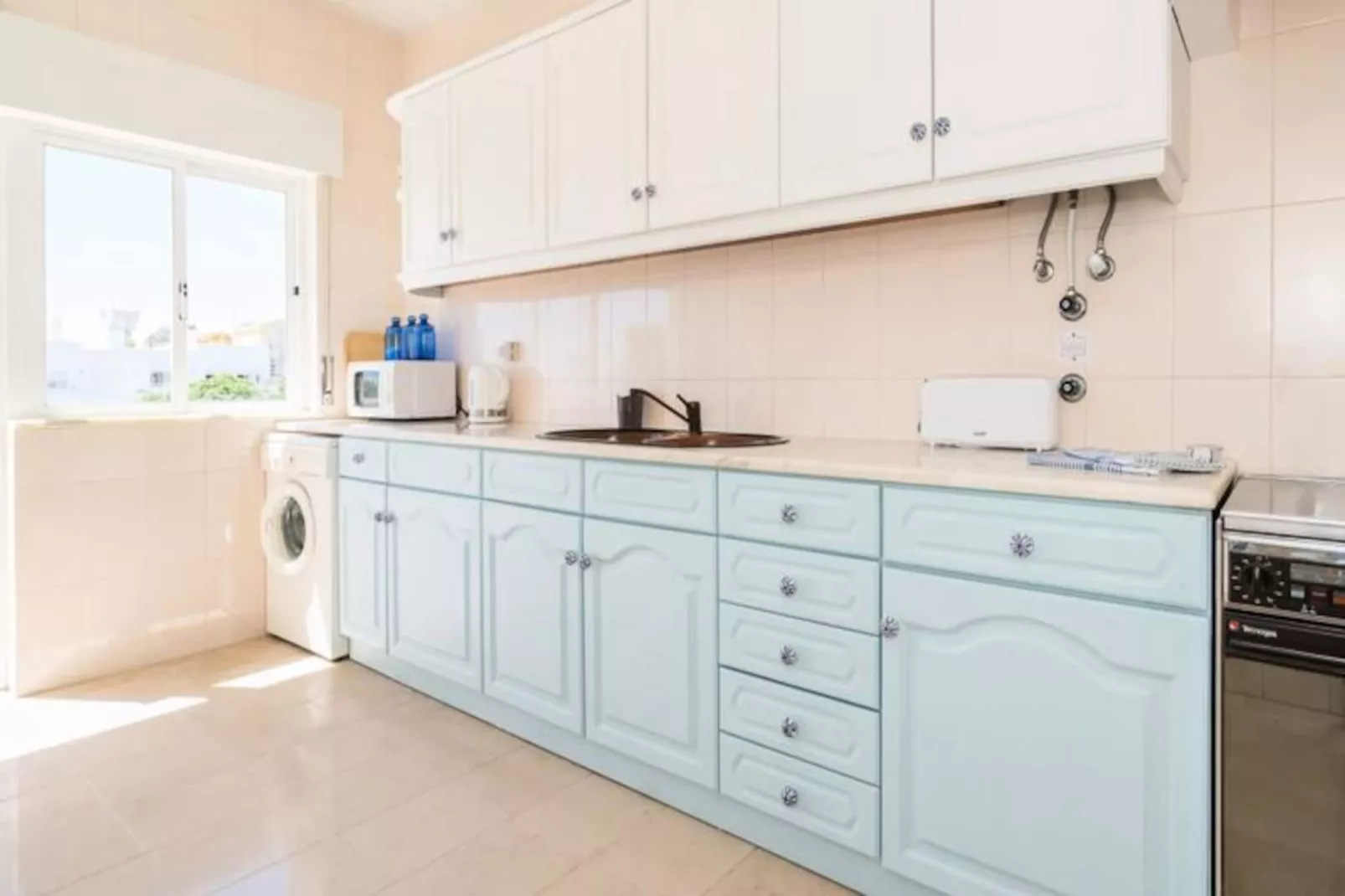 Sunny Seaside Escape-Niet-getagd