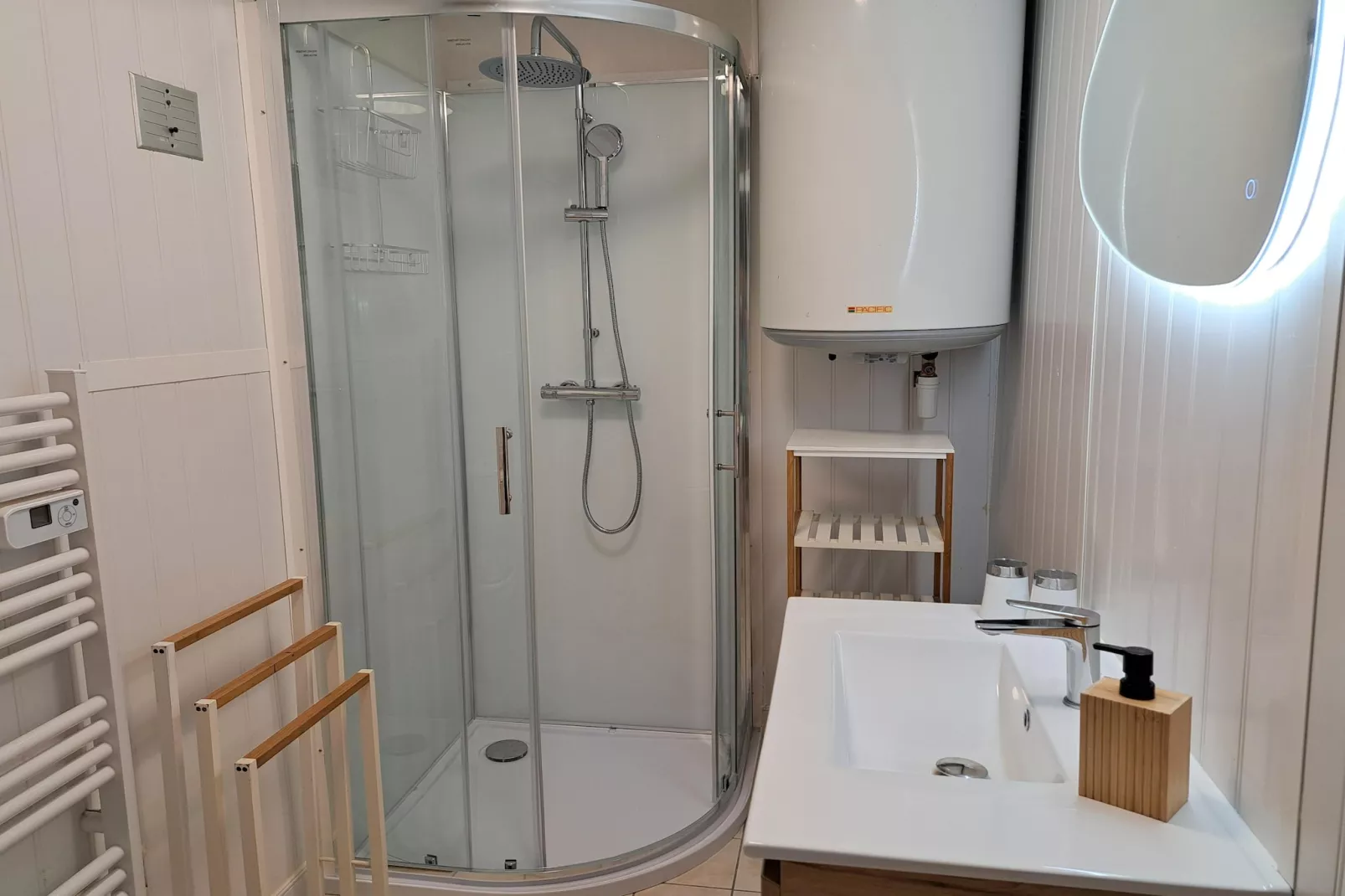 Granitsteinhaus in Guimaëc-Badkamer