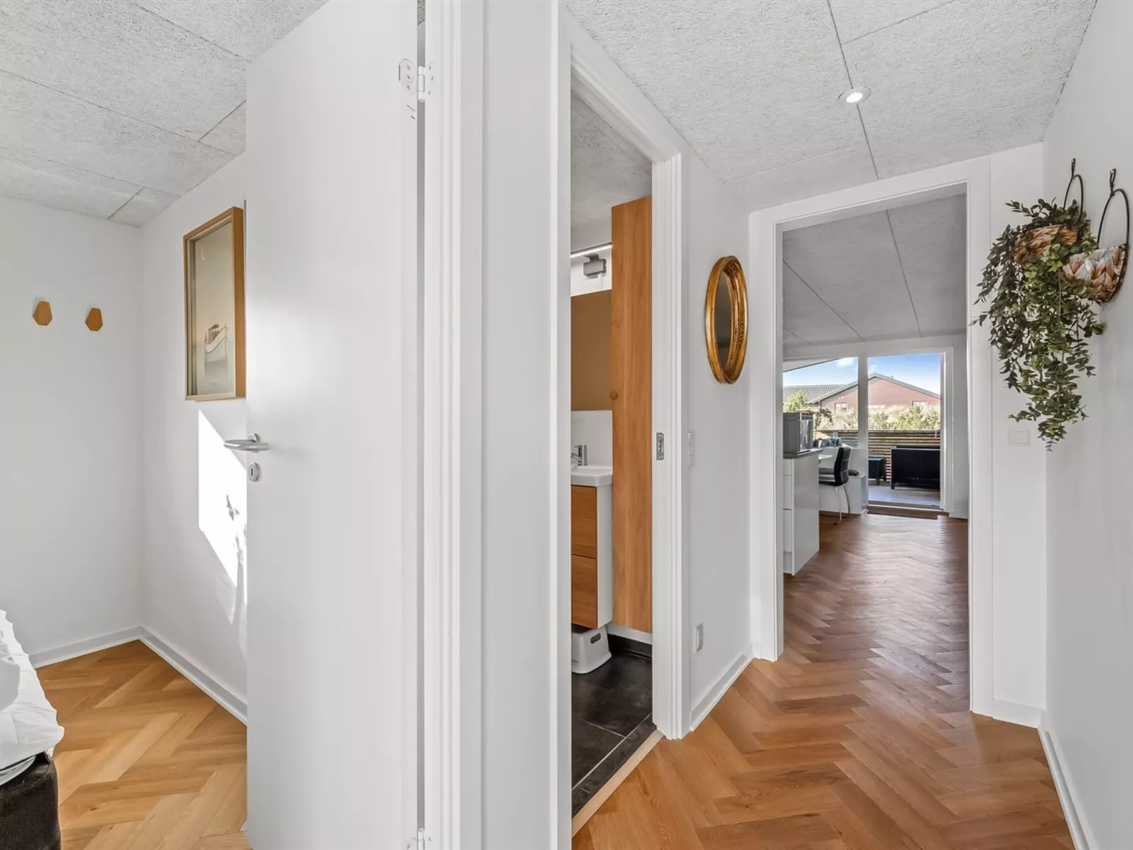 "Bela" -  from the sea-Binnen