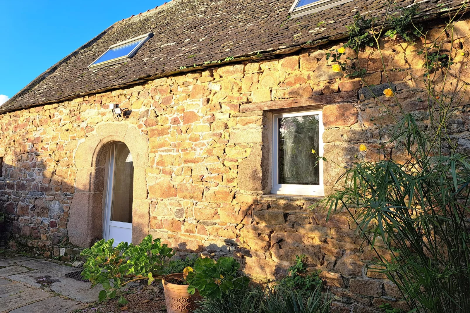 Granitsteinhaus in Guimaëc-Buitenkant zomer