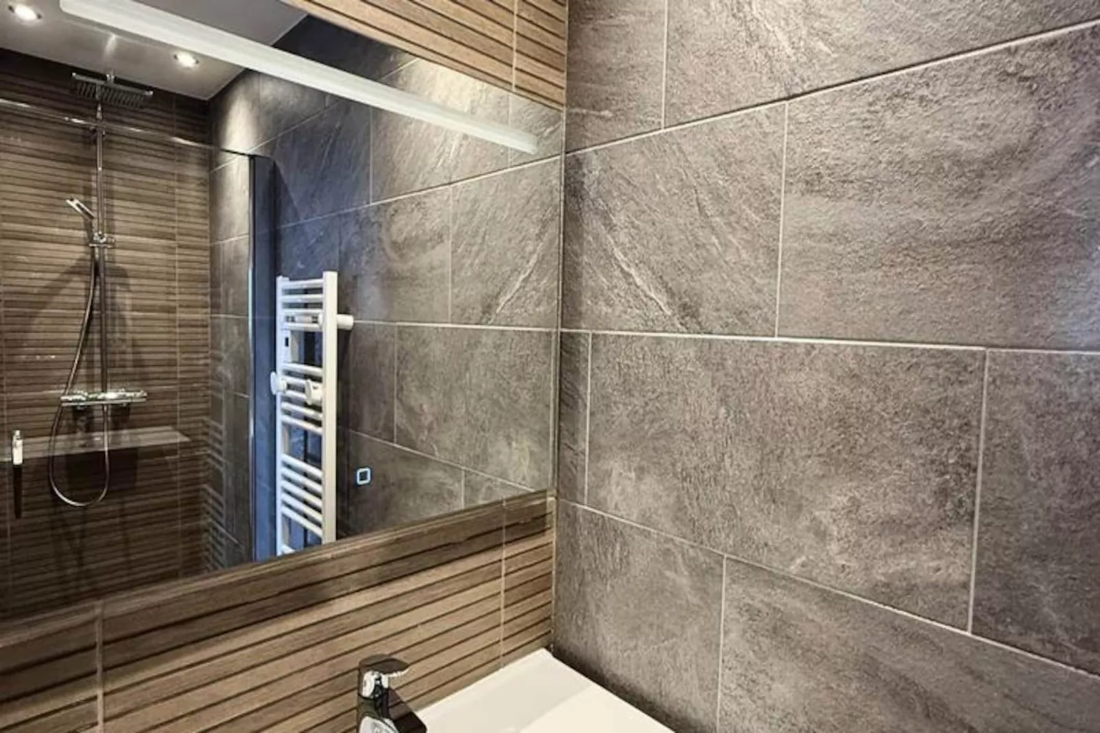 Résidence Complexe Aiguilles-Niet-getagd