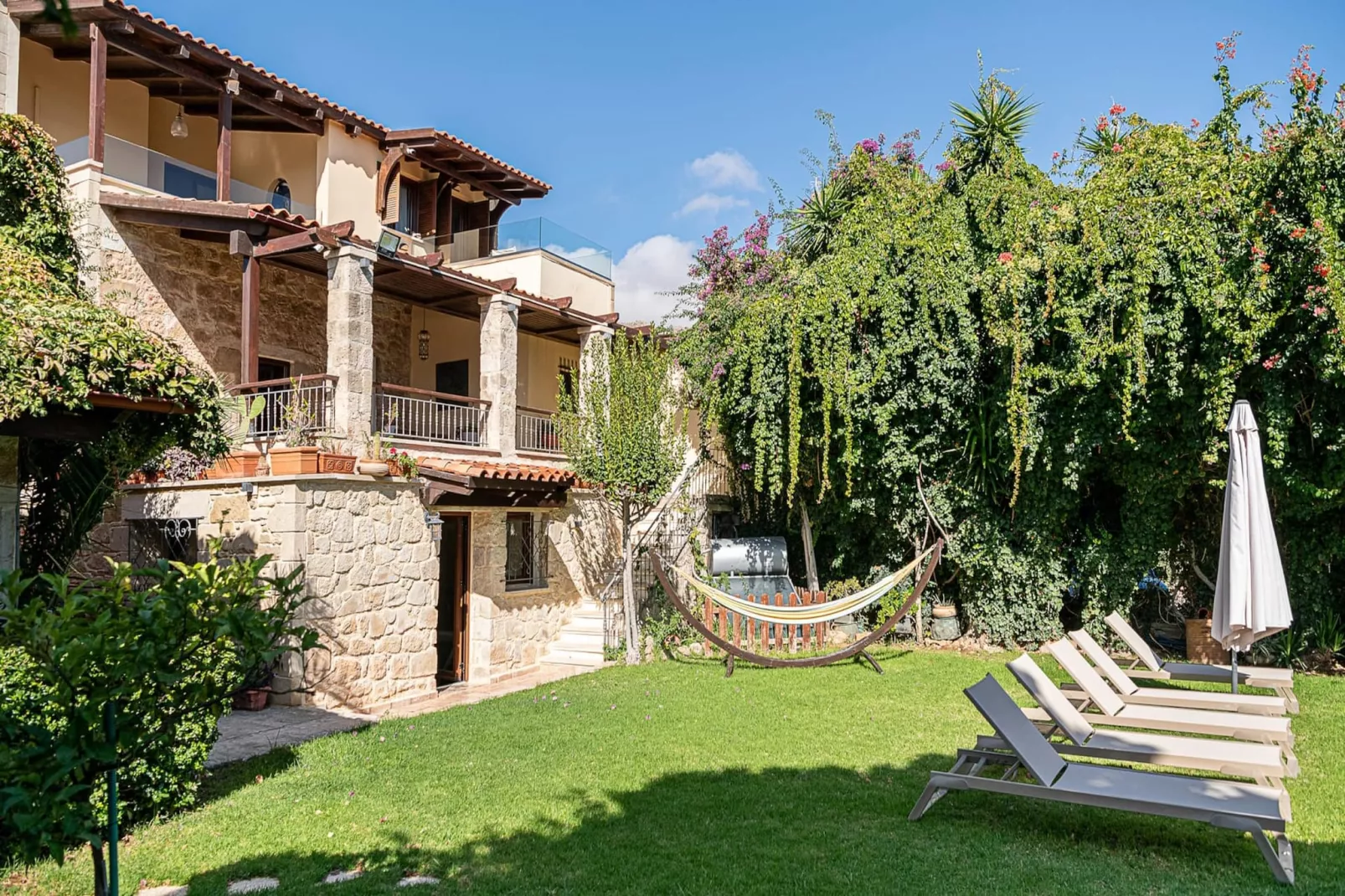 Villa Arhontariki 5prs-Tuinen zomer