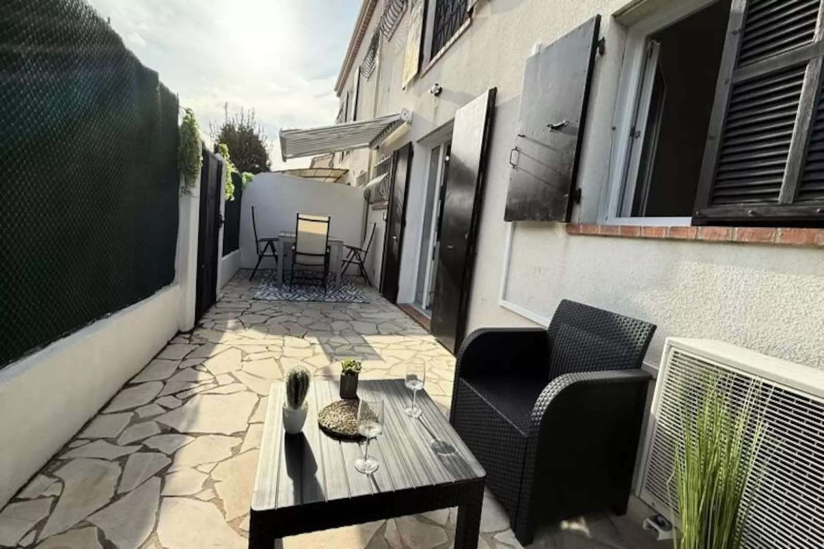 06cp - Beau T2 Super équipé Avec Terrasse-Niet-getagd