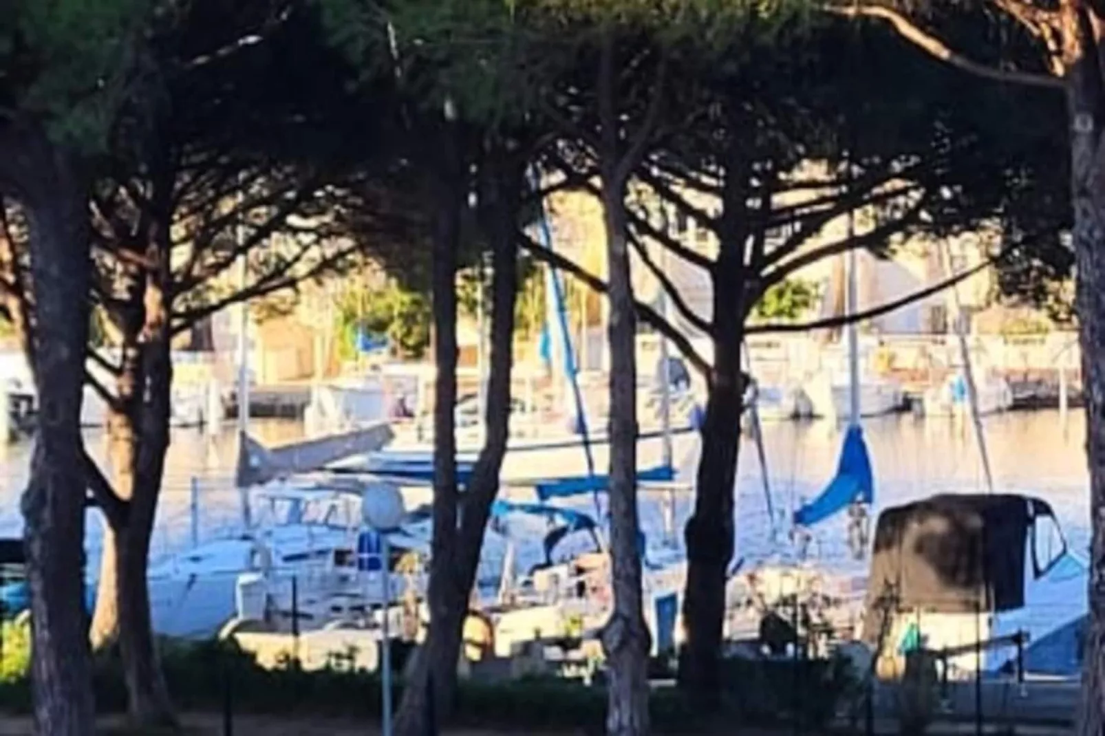 Résidence La Croisi&egrave;re : Vue Sur Les Bateaux, Balcon, R&eacute;nov&eacute;, Climatis&eacute;, Parking, .-Niet-getagd